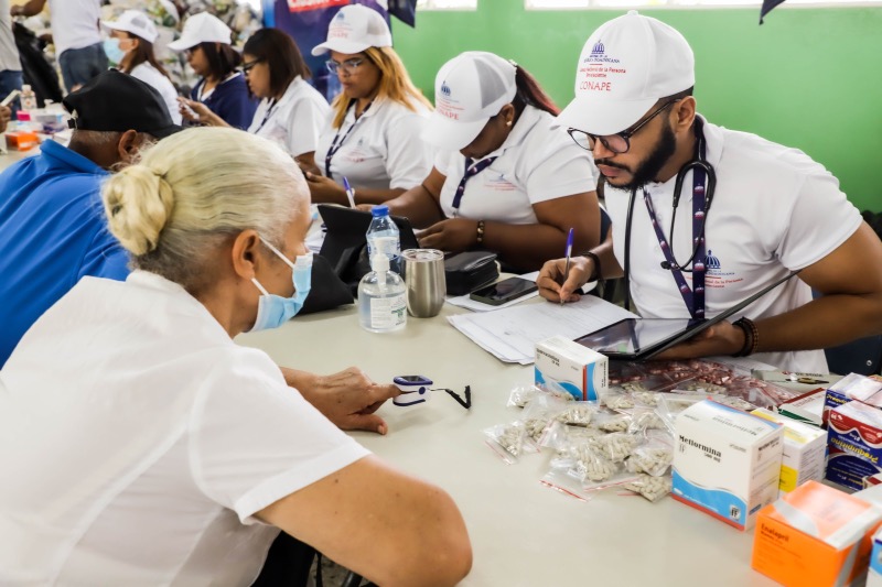 CONAPE lleva soluciones a envejecientes de Espaillat Programa Primero Tú