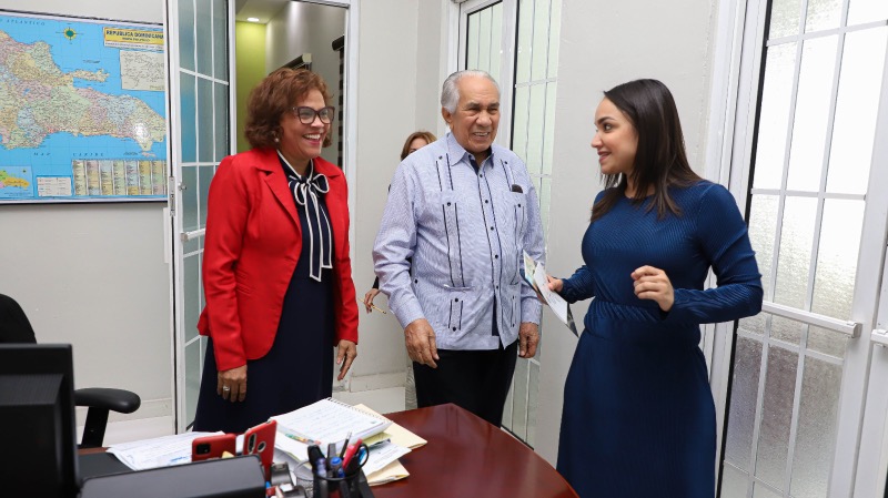 Director Ejecutivo de CONAPE recibió en su despacho a senadora del Distrito Nacional Faride Raful