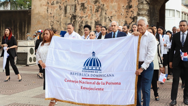 CONAPE deposita ofrenda floral en el Altar de la Patria 