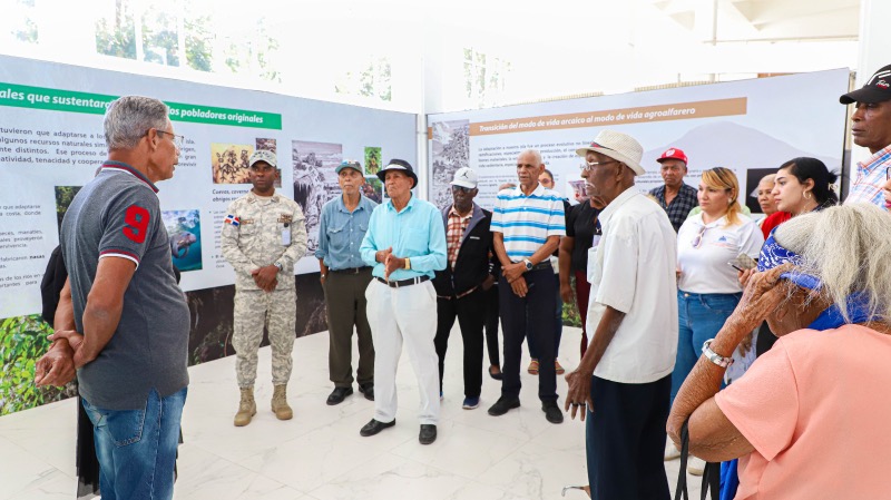 CONAPE realiza recorrido con adultos mayores en Museo del Hombre Dominicano