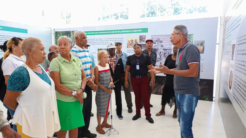 CONAPE realiza recorrido con adultos mayores en Museo del Hombre Dominicano