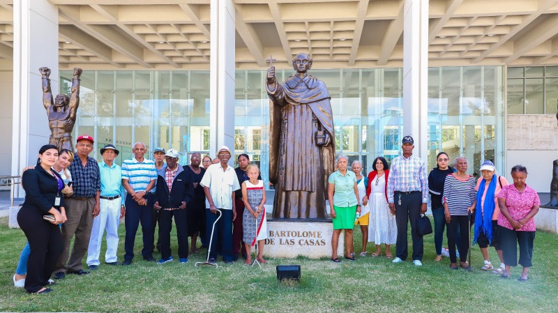 CONAPE realiza recorrido con adultos mayores en Museo del Hombre Dominicano