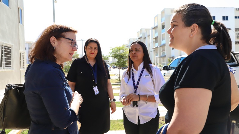 CONAPE visita junto a la señora Claudia Mahler al Programa Familia de Cariño en Ciudad Juan Bosch