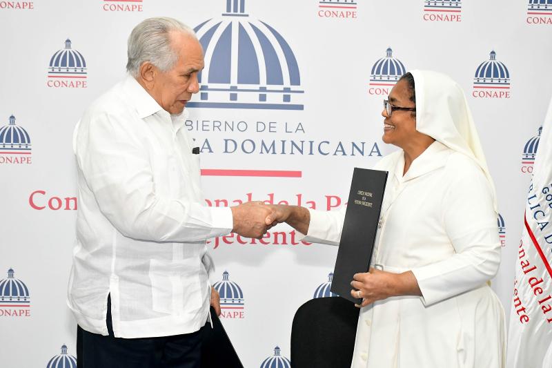 CONAPE Firma de acuerdos con distintos hogares permanentes