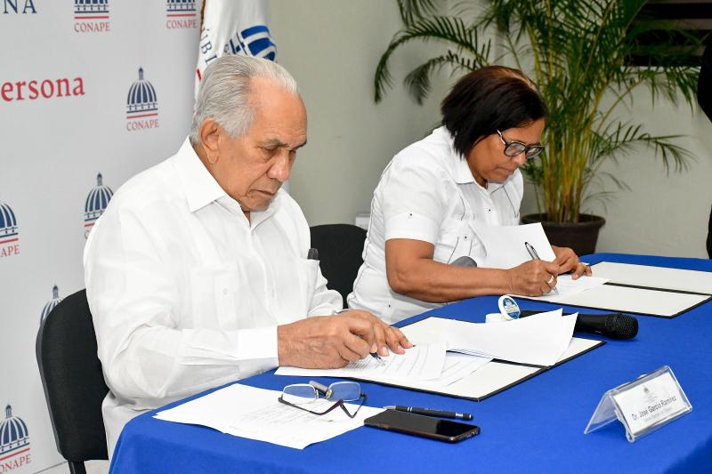 CONAPE Firma de acuerdos con distintos hogares permanentes