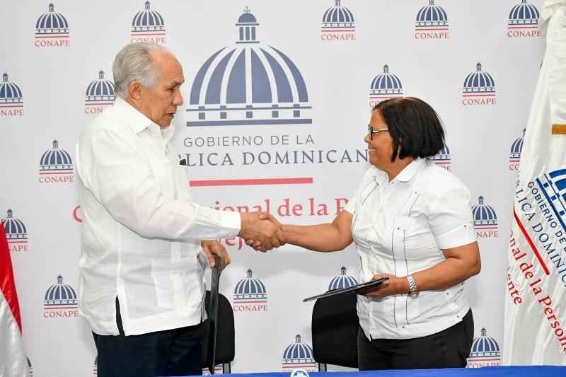 CONAPE Firma de acuerdos con distintos hogares permanentes