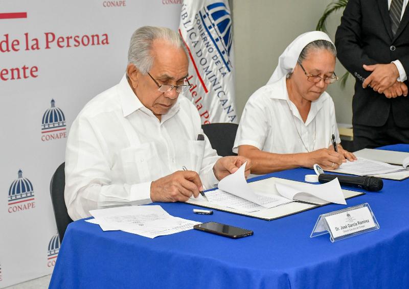 CONAPE Firma de acuerdos con distintos hogares permanentes