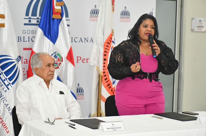 Dir. Ejecutivo de CONAPE firma convenio de colaboración con la Federación de Mujeres Trabajadoras 