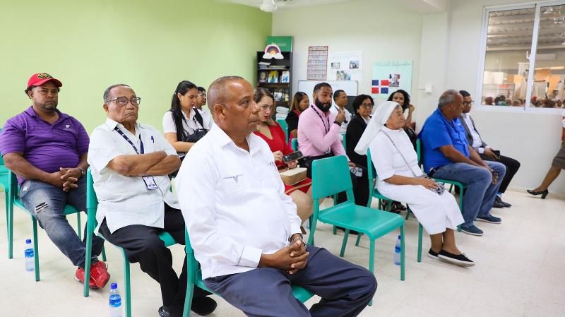 Director Ejecutivo de CONAPE hace entrega de vehículos a centros de atención para adultos mayores
