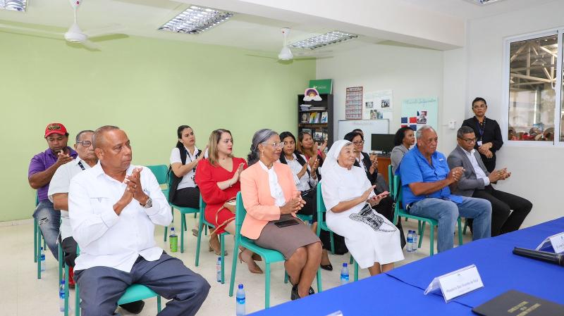 Director Ejecutivo de CONAPE hace entrega de vehículos a centros de atención para adultos mayores