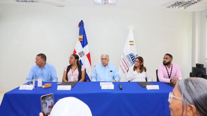 Director Ejecutivo de CONAPE hace entrega de vehículos a centros de atención para adultos mayores