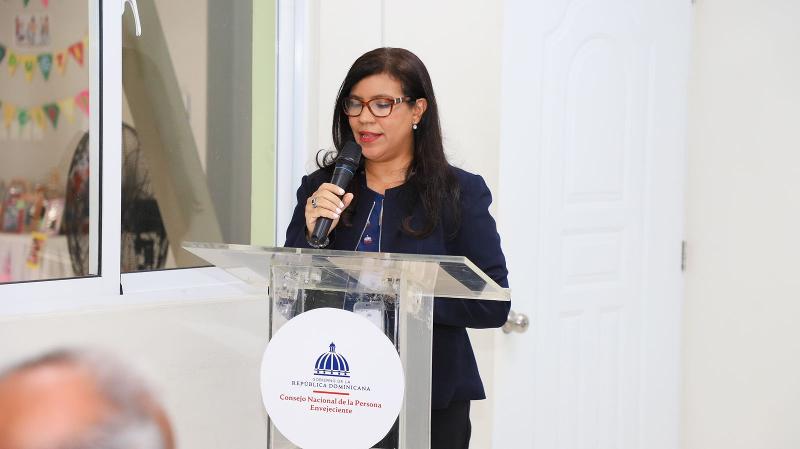 Director Ejecutivo de CONAPE hace entrega de vehículos a centros de atención para adultos mayores