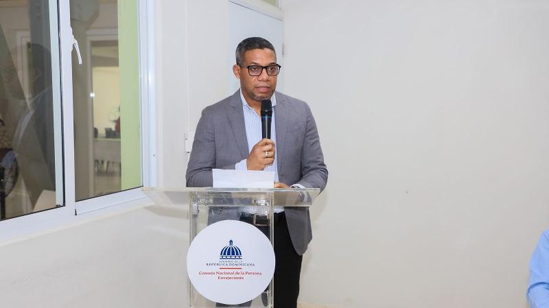 Director Ejecutivo de CONAPE hace entrega de vehículos a centros de atención para adultos mayores