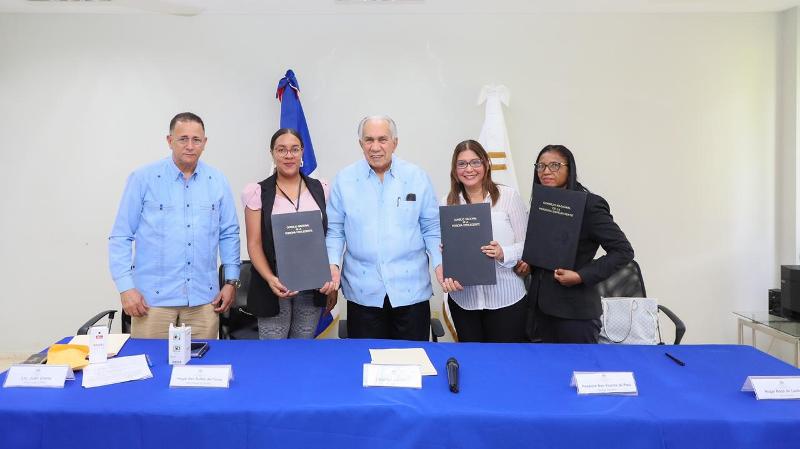 Director Ejecutivo de CONAPE hace entrega de vehículos a centros de atención para adultos mayores