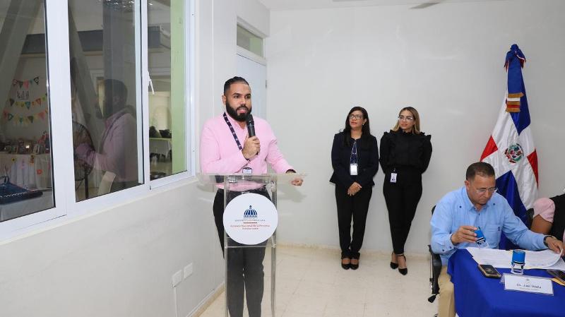 Director Ejecutivo de CONAPE hace entrega de vehículos a centros de atención para adultos mayores