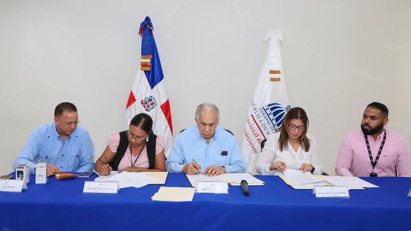 Director Ejecutivo de CONAPE hace entrega de vehículos a centros de atención para adultos mayores