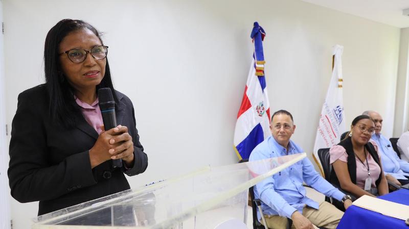 Director Ejecutivo de CONAPE hace entrega de vehículos a centros de atención para adultos mayores