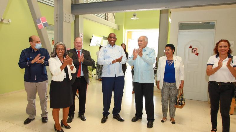Dir. Ejecutivo de CONAPE recibe visita del rector de la UASD en el Hogar de Día de Ciudad Juan Bosch