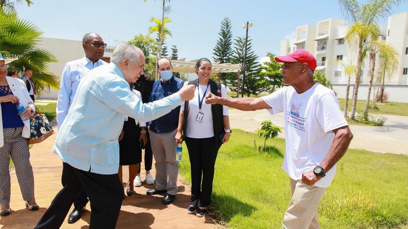 Dir. Ejecutivo de CONAPE recibe visita del rector de la UASD en el Hogar de Día de Ciudad Juan Bosch