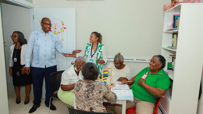 Dir. Ejecutivo de CONAPE recibe visita del rector de la UASD en el Hogar de Día de Ciudad Juan Bosch