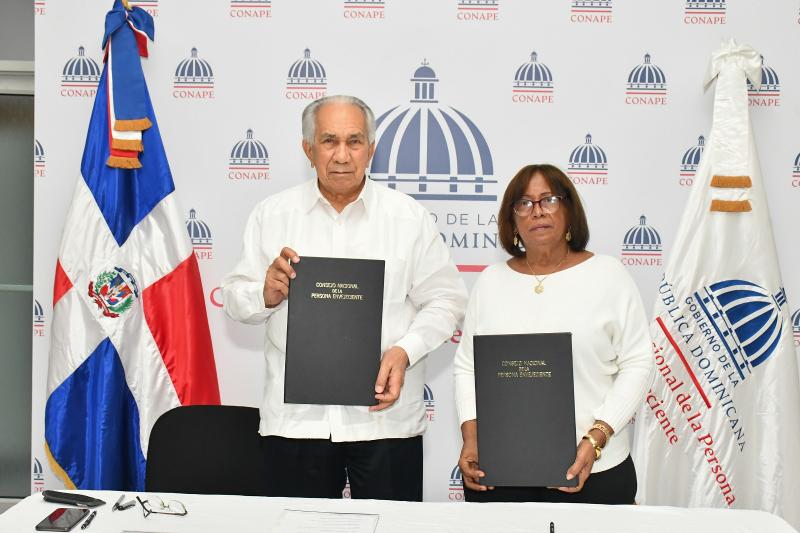 Director Ejecutivo de CONAPE firma convenios con centros integrales para adultos mayores
