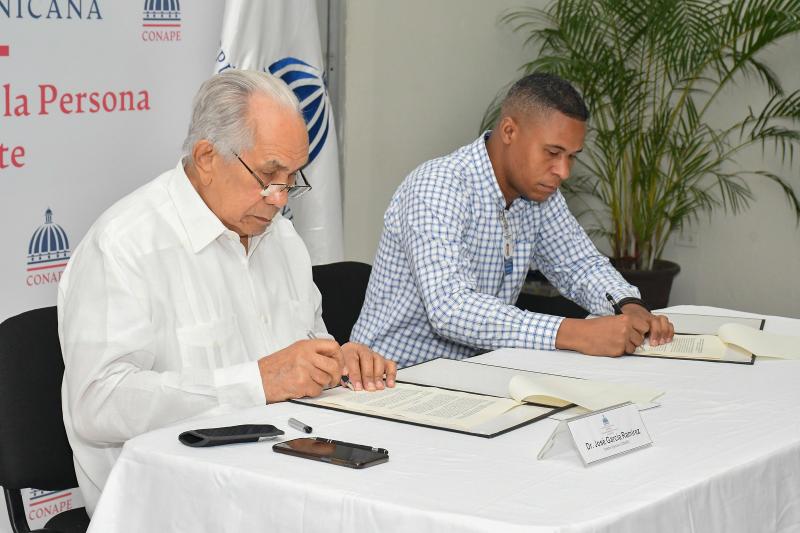 Director Ejecutivo de CONAPE firma convenios con centros integrales para adultos mayores