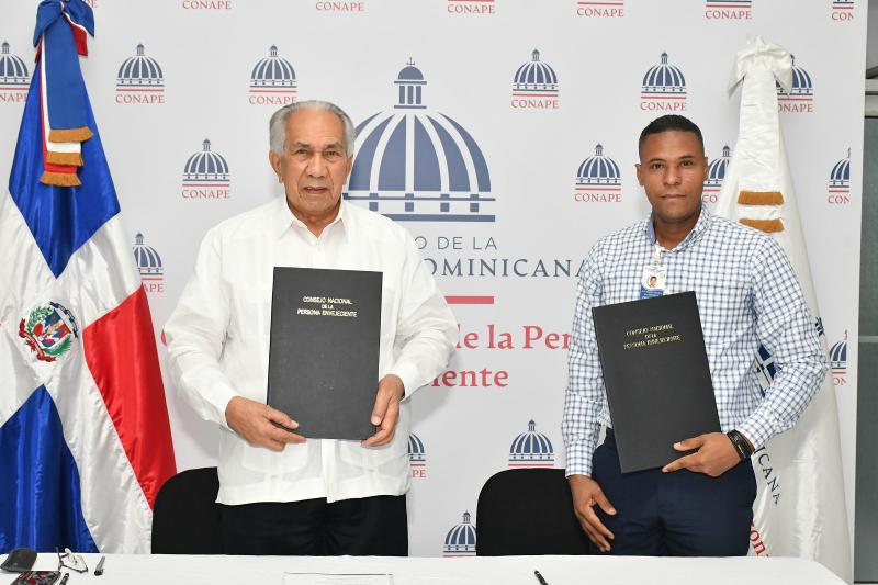 Director Ejecutivo de CONAPE firma convenios con centros integrales para adultos mayores