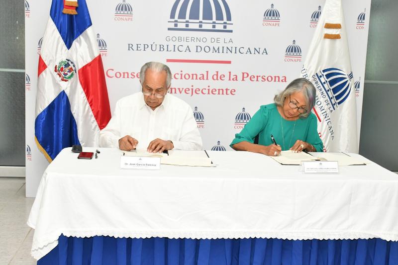 Director Ejecutivo de CONAPE firma convenios con centros integrales para adultos mayores