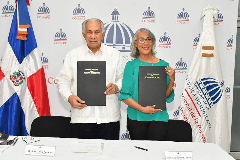 Director Ejecutivo de CONAPE firma convenios con centros integrales para adultos mayores