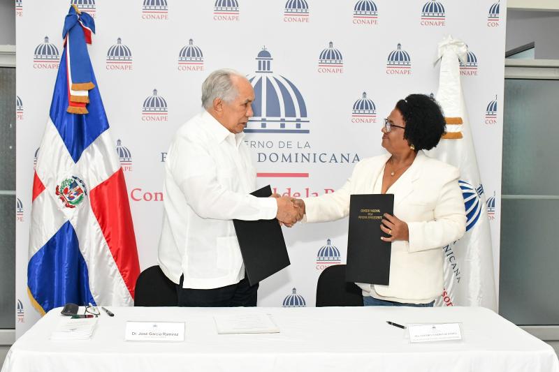 Director Ejecutivo de CONAPE firma convenios con centros integrales para adultos mayores