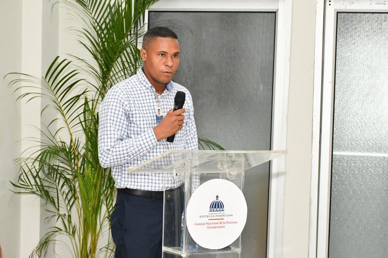 Director Ejecutivo de CONAPE firma convenios con centros integrales para adultos mayores