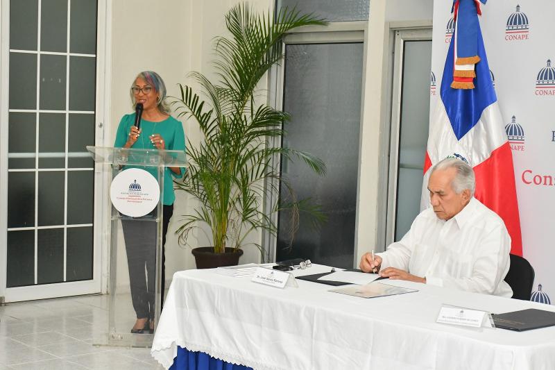 Director Ejecutivo de CONAPE firma convenios con centros integrales para adultos mayores