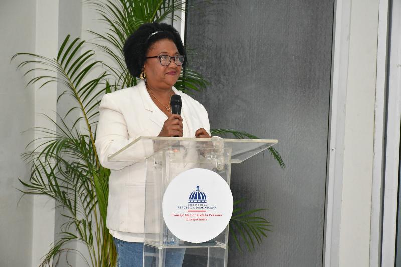 Director Ejecutivo de CONAPE firma convenios con centros integrales para adultos mayores