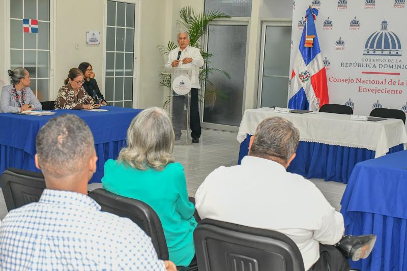 Director Ejecutivo de CONAPE firma convenios con centros integrales para adultos mayores