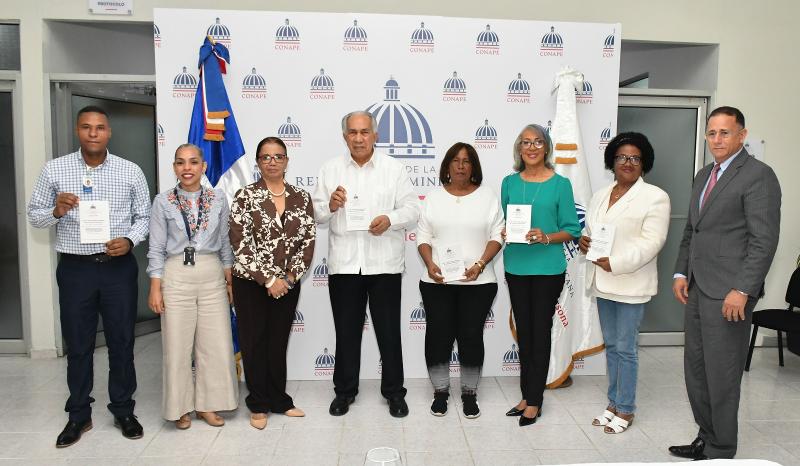 Director Ejecutivo de CONAPE firma convenios con centros integrales para adultos mayores