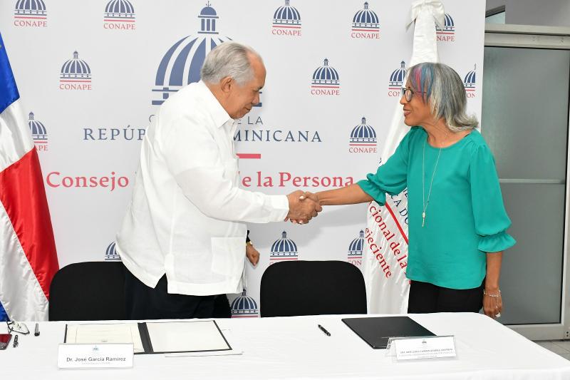 Director Ejecutivo de CONAPE firma convenios con centros integrales para adultos mayores