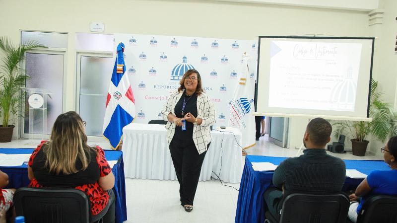 Dir. Ejecutivo de CONAPE preside taller de inducción por nuevo personal