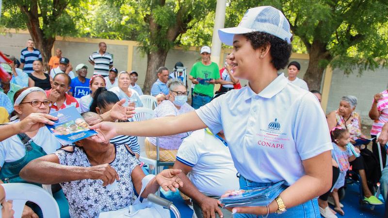 CONAPE imparte charla sobre la Ley 352-98 a decenas de adultos mayores