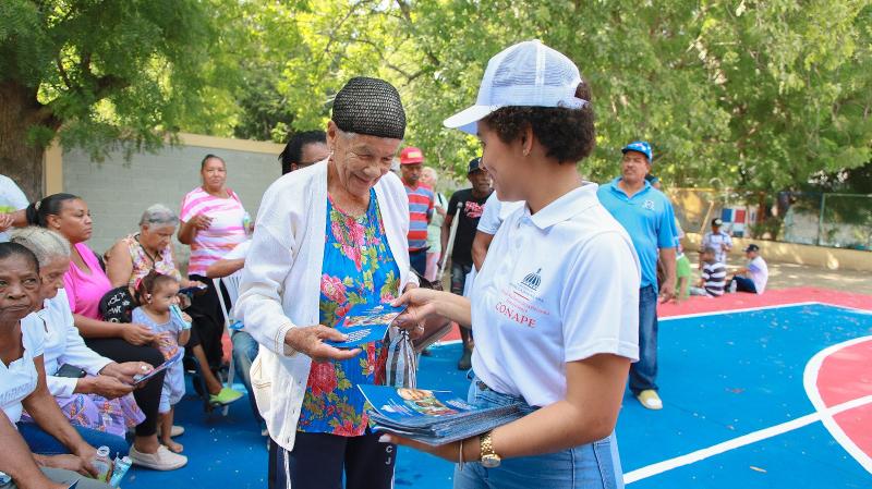 CONAPE imparte charla sobre la Ley 352-98 a decenas de adultos mayores