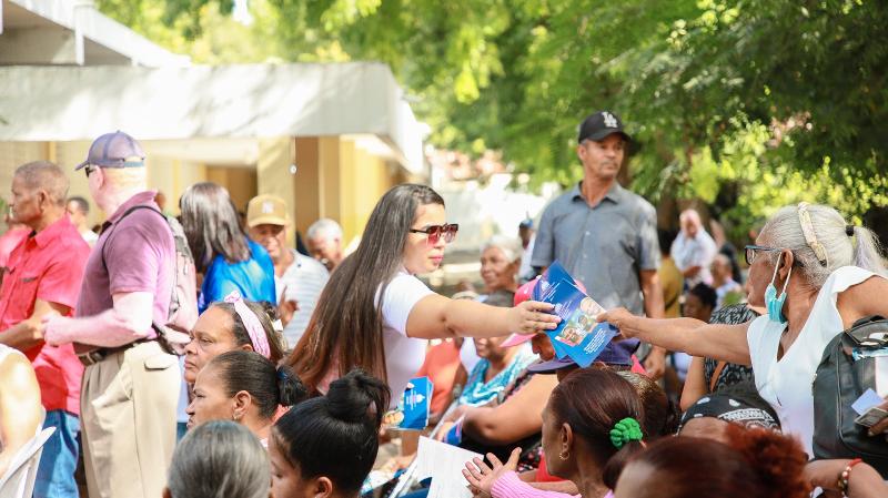 CONAPE imparte charla sobre la Ley 352-98 a decenas de adultos mayores