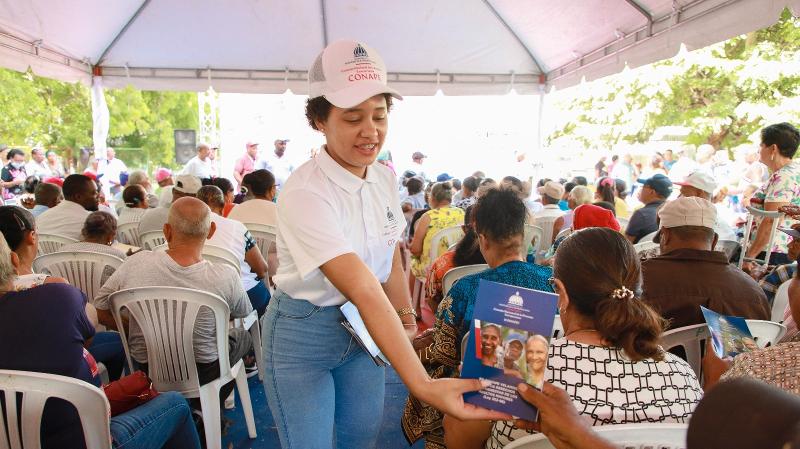 CONAPE imparte charla sobre la Ley 352-98 a decenas de adultos mayores