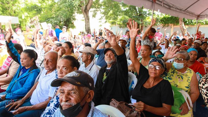 CONAPE imparte charla sobre la Ley 352-98 a decenas de adultos mayores