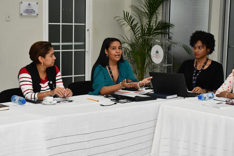 Dir. Ejecutivo de CONAPE dirige reunión para evaluar resultados del programa Familia de Cariño