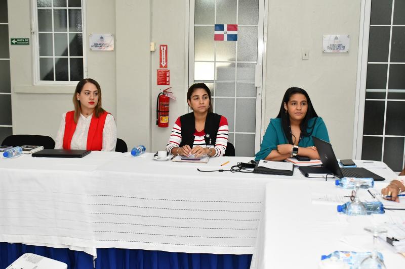 Dir. Ejecutivo de CONAPE dirige reunión para evaluar resultados del programa Familia de Cariño
