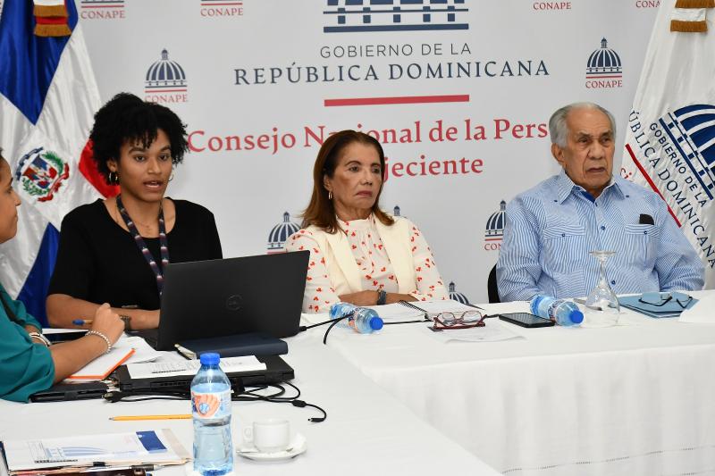 Dir. Ejecutivo de CONAPE dirige reunión para evaluar resultados del programa Familia de Cariño