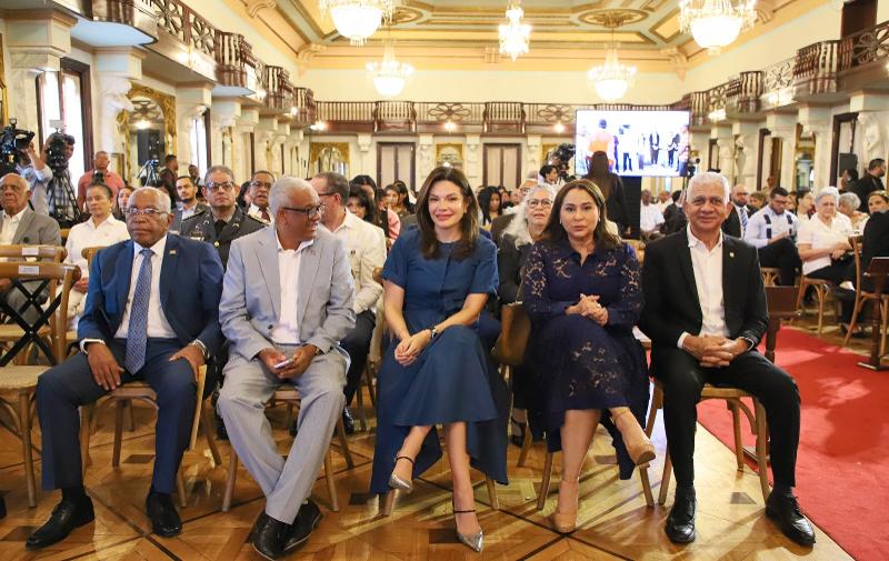 El Presidente Luis Abinader y CONAPE otorgan premios en el Día Internacional de la Persona de Edad