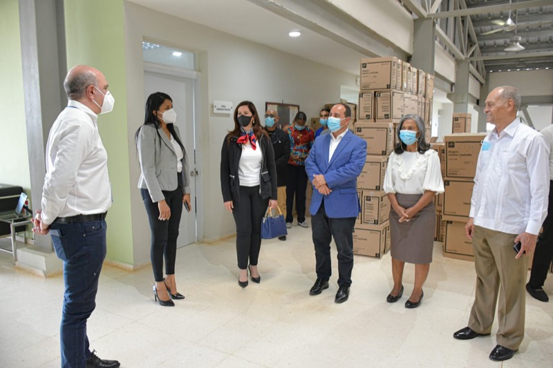 CONAPE recibe donación del Consulado General de la Rep. Dom. en Miami