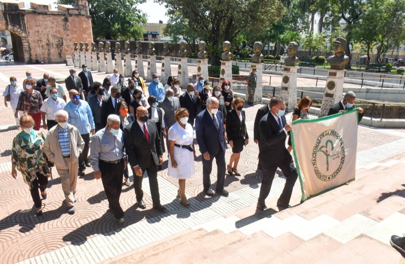 CONAPE deposita ofrenda florar en el Altar de la Patria, por motivo al Dia Nacional del Envejeciente