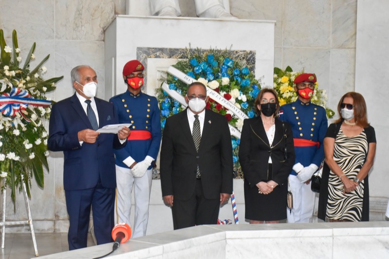CONAPE deposita ofrenda florar en el Altar de la Patria, por motivo al Dia Nacional del Envejeciente