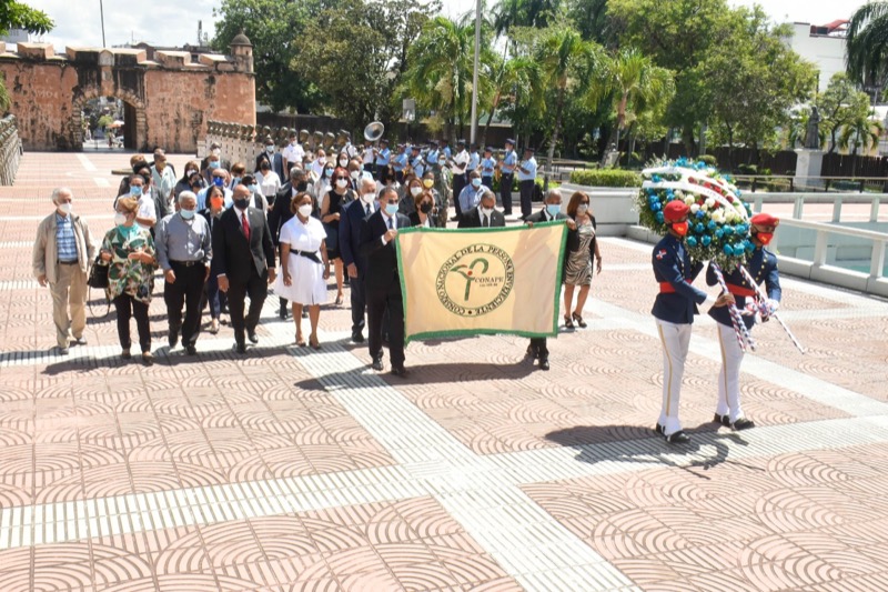 CONAPE deposita ofrenda florar en el Altar de la Patria, por motivo al Dia Nacional del Envejeciente